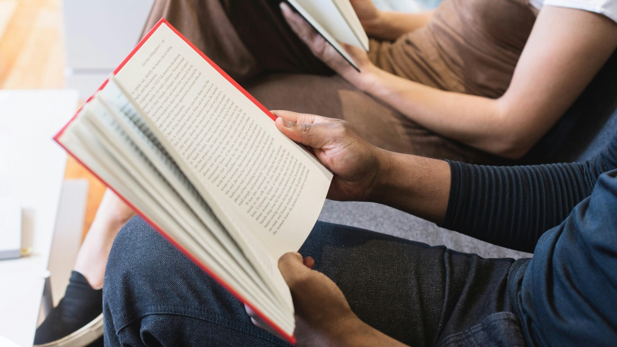 5 manfaat membaca buku.