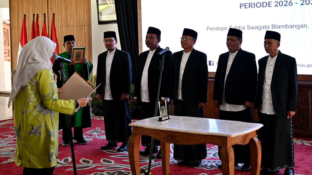 Bupati Ipuk Fiestiandani memimpin pelantikan pimpinan Baznas Banyuwangi periode 2026&ndash;2031 di pendapa Sabha Swagata Blambangan, Kamis (12/2).