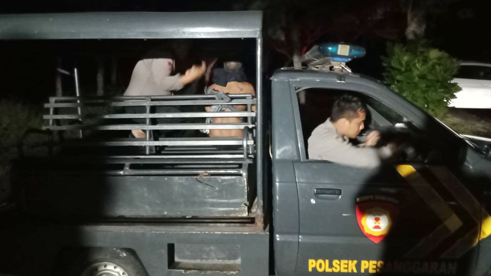 Aparat kepolisian membawa Suryanto dengan kendaraan patroli menuju Mapolsek Pesanggaran, Rabu malam (11/2).