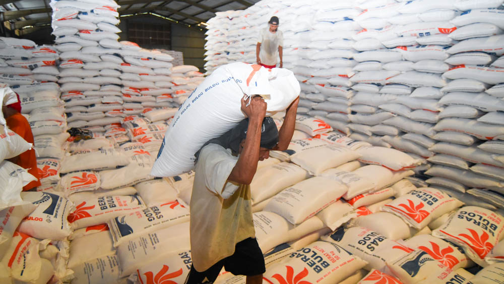Bulog Banyuwangi pastikan stok beras 94.000 ton aman. Satgas Pangan pantau HET minyak dan gelar operasi pasar hingga 16 Maret.