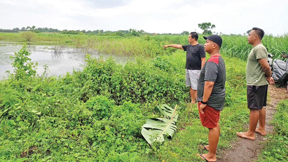 Anggota Polsek Rogojampi sedang memeriksa lokasi ditemukannya lansia meninggal dunia di Desa Badean, Kecamatan Blimbingsari, pada Rabu (11/2).