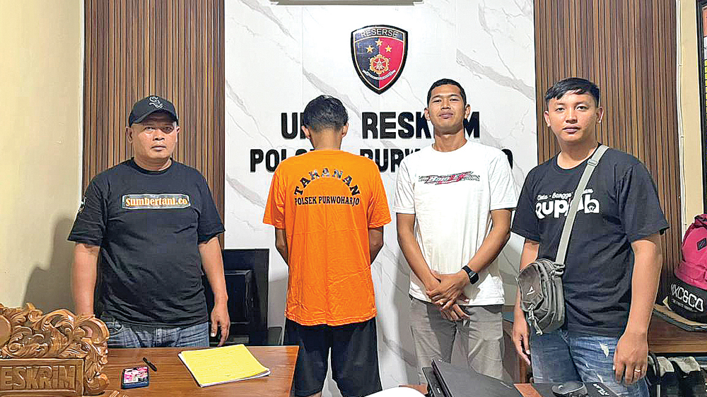 Anggota Reskrim Polsek Purwoharjo memeriksa pelaku penggelapan uang hasil penjualan ayam di Mapolsek Purwoharjo pada Senin (9/2).