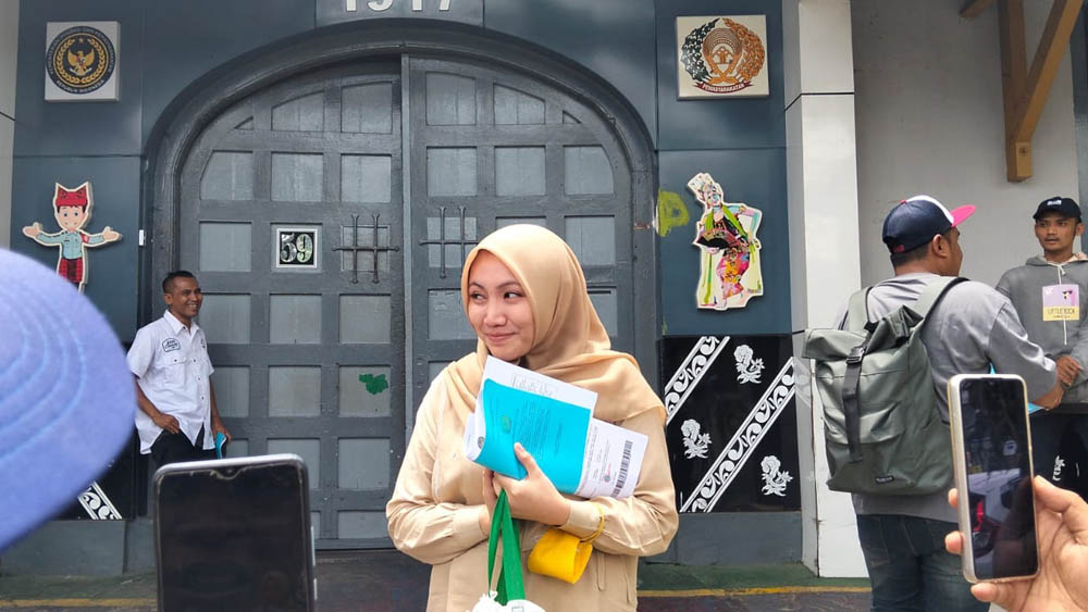 Setelah masa hukuman yang dijalani habis, Arinda meninggallkan Lapas kelas II A Banyuwangi, Jumat (13/2).
