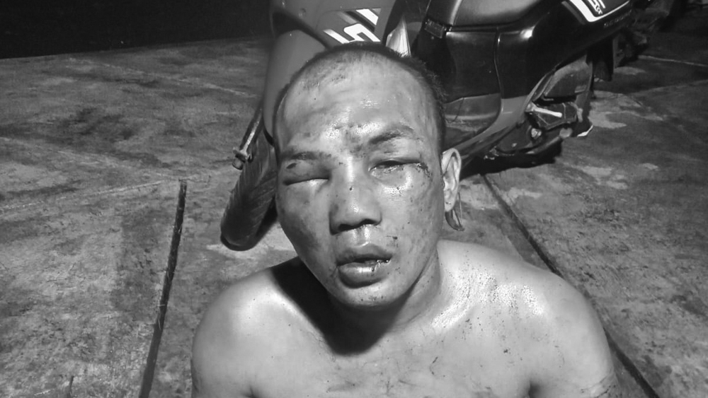 DIAMANKAN: Suryanto, 38, salah satu terduga pelaku pencurian sepeda motor di Dusun Ringinsari, Desa/Kecamatan Pesanggaran, usai diamankan dari amukan massa.