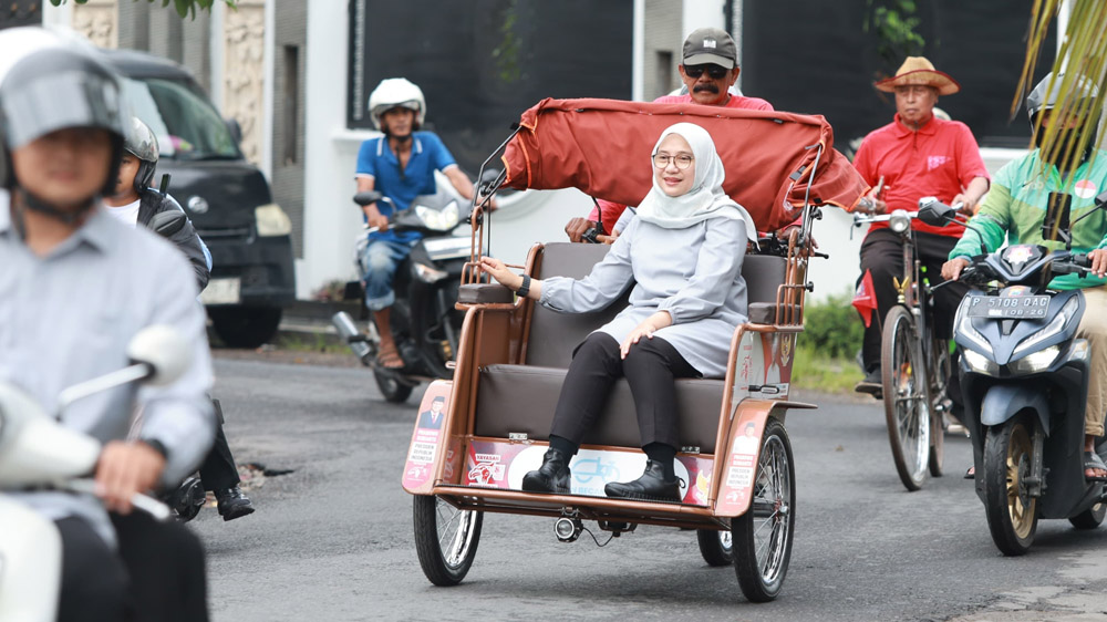 Bupati Ipuk Fiestiandani menumpang becak listrik menuju kantor Pemkab Banyuwangi pagi Jumat (13/2).
