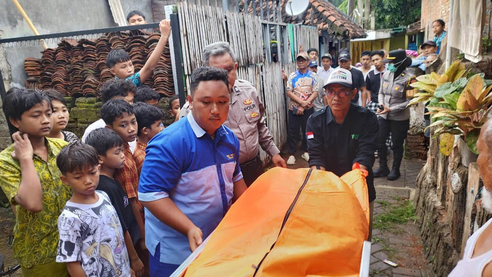 Tim gabungan mengevakuasi jenazah Isnaini, 74, yang ditemukan mengapung di Kalilo, Jumat (13/2).