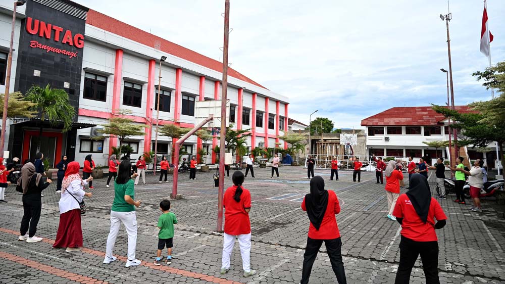 Sejumlah pegawai di lingkungan Perpenas mengikuti senam bersama di lapangan kampus Untag Banyuwangi Jumat pagi (13/2).