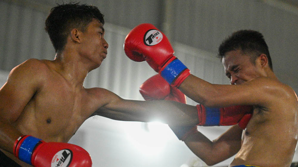 Dua petinju saling bertukar pukulan dalam kejuaraan Danlanal Cup yang berlangsung di Mako Lanal Banyuwangi pada Selasa (10/2) hingga Kamis (12/2).