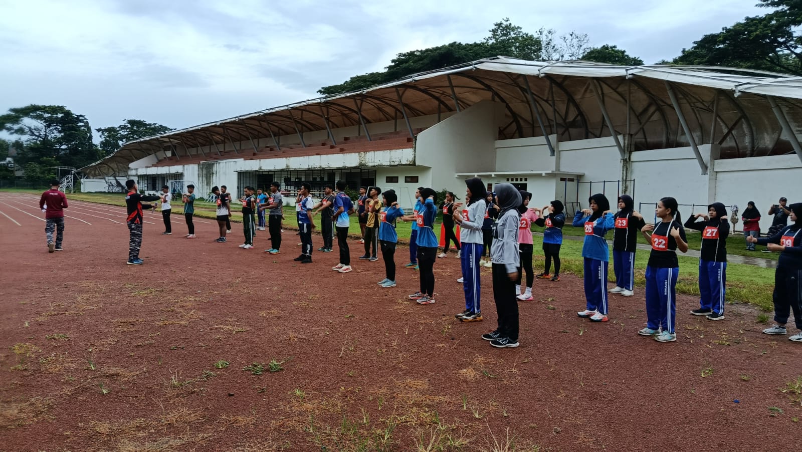 TIGA MATRA : Siswa siswi Smagi Taruna Bangsa sedang melaksanakan Kesegaran Jasmani dengan panduan pengasuh di GOR Tawangalun Banyuwangi