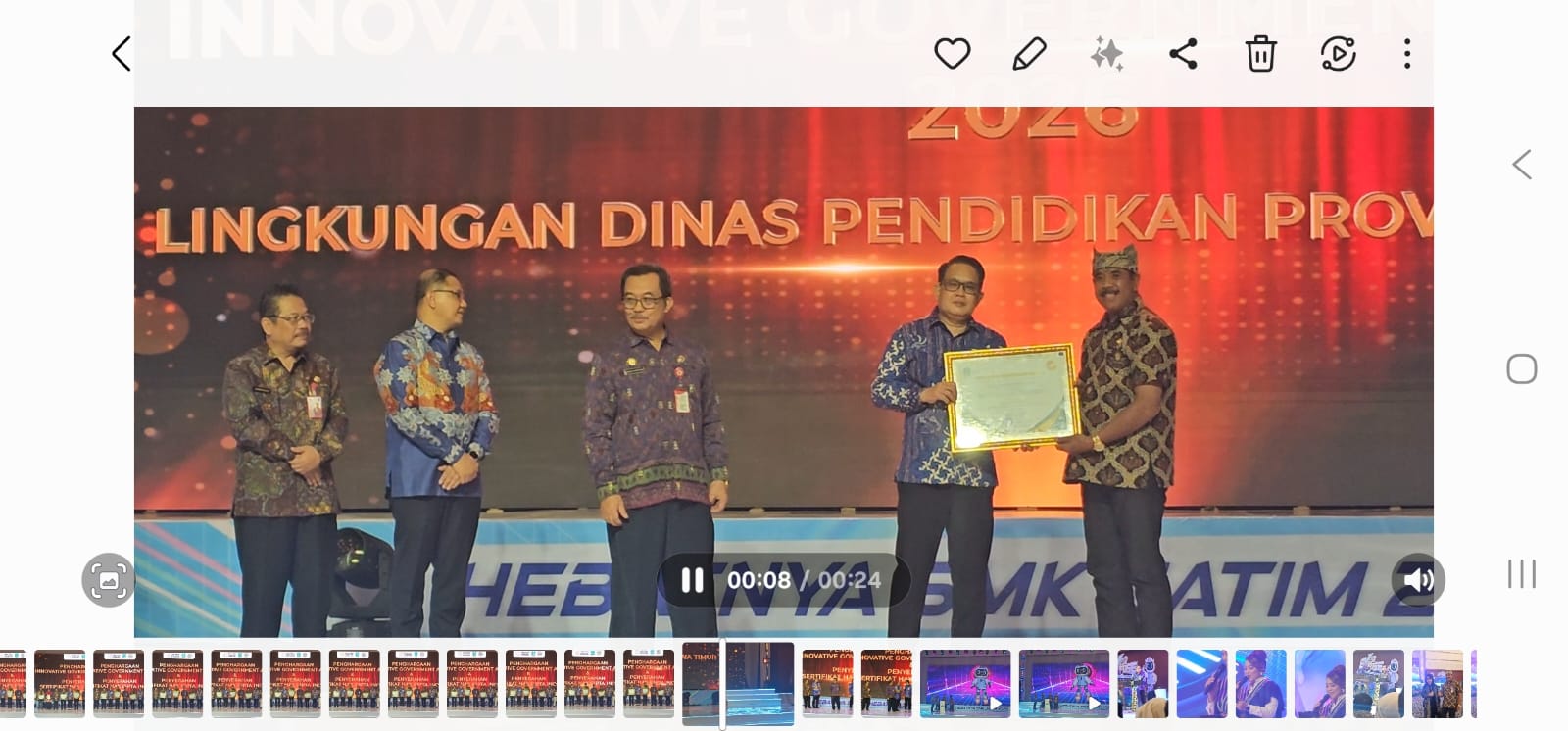 MEMBANGGAKAN : Kepala SMAN 1 Giri Taruna Bangsa I Ketut Renen menerima penghargaan Innovative Goverment Award 2025 dari Sekretaris Provinsi Jatim Adhy Karyono di Surabaya pada Selasa (10/2)