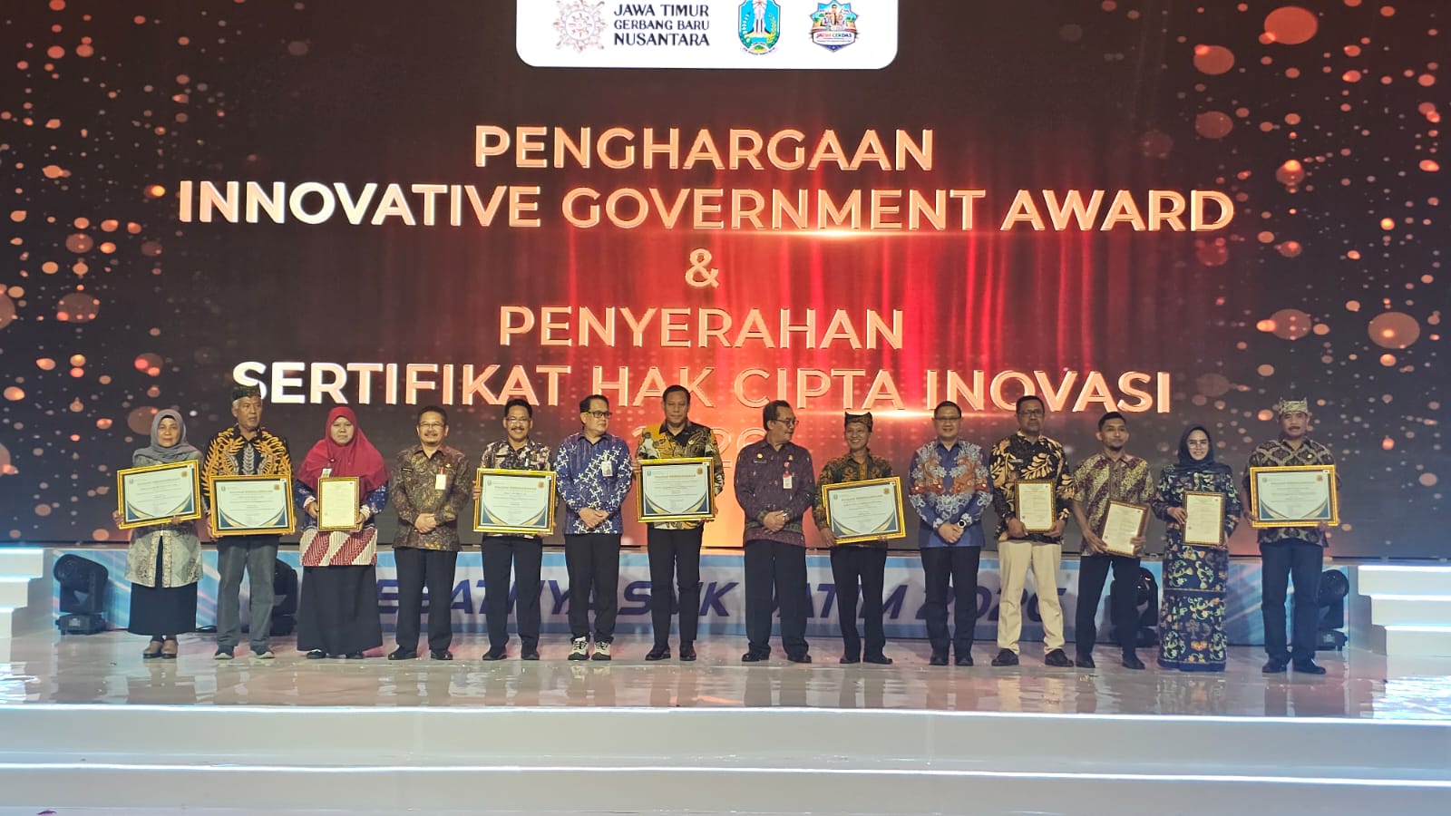 PENERIMA : SMAN 1 Giri Taruna Bangsa diwakili I Ketut Renen bersama sekolah lain saat menerima Innovative Goverment Award 2025