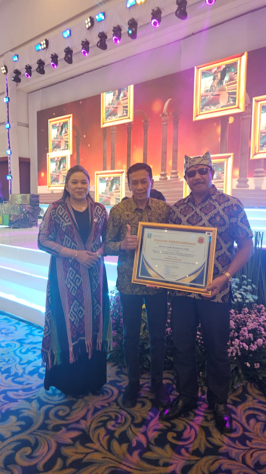 TERUS BERBENAH : Bersama Kacabdisdikprovjatim wilayah Banyuwangi Eko Budi Santoso (Tengah) setelah menerima penghargaan IGA 2025