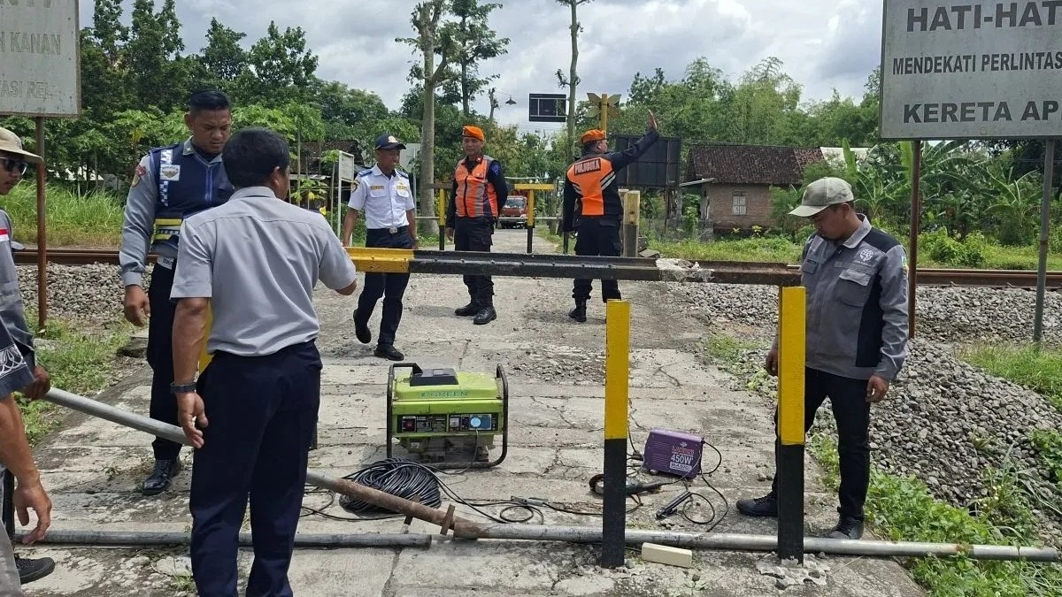 KAI Daop 7 Madiun tutup pelintasan sebidang Blitar demi keselamatan.