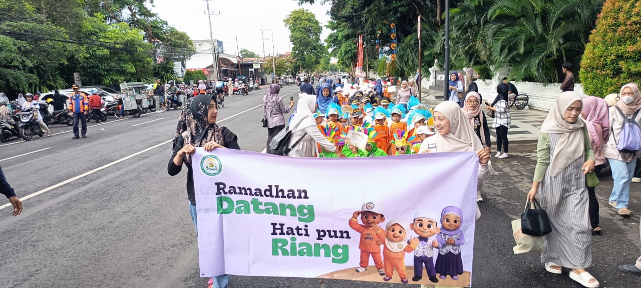 SEJAK DINI : Pengenalan ibadah puasa dilakukan TK Islam Al Qomar kepada siswa dengan berbagai metode pendekatan.