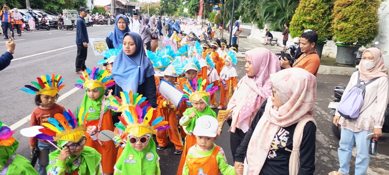 CERIA : Siswa, Guru dan Wali murid berbaur dalam acara Tarhib Ramadan di jalan protokol Banyuwangi yang dilakukan oleh YPI Al Qomar