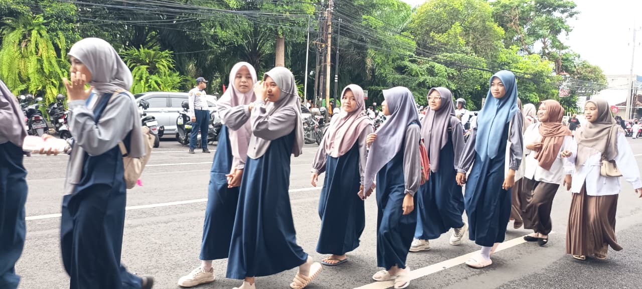 SMP Al Qomar : Menggunakan metode sekolah pondok dengan mejudukan motto "Pinter Ngaji, Berprestasi"