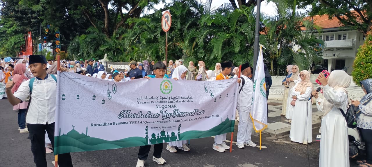 PERSIAPAN : Rombongan Yayasan Pendidikan Islam (YPI) Al Qomar hendak berpawai dalam rangka Tarhib Ramadan 1447 Hijriah di depan Kantor Pemkab Banyuwangi Jumat (13/2)