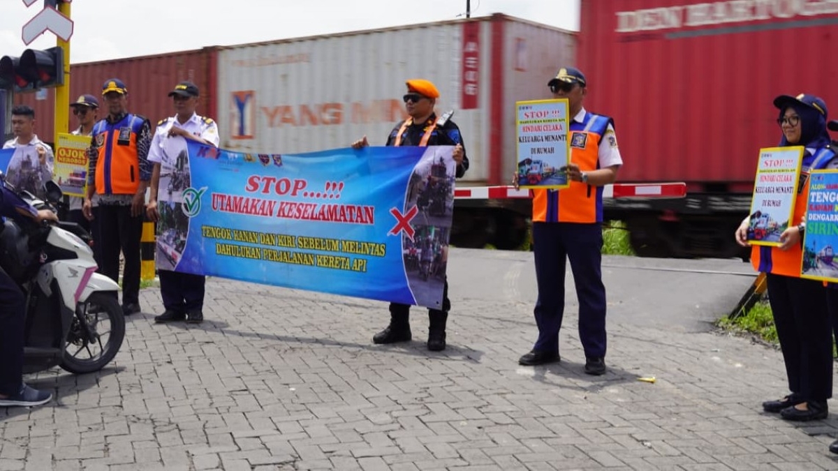 KAI Daop 8 Surabaya dan Dishub gelar sosialisasi keselamatan di perlintasan sebidang.