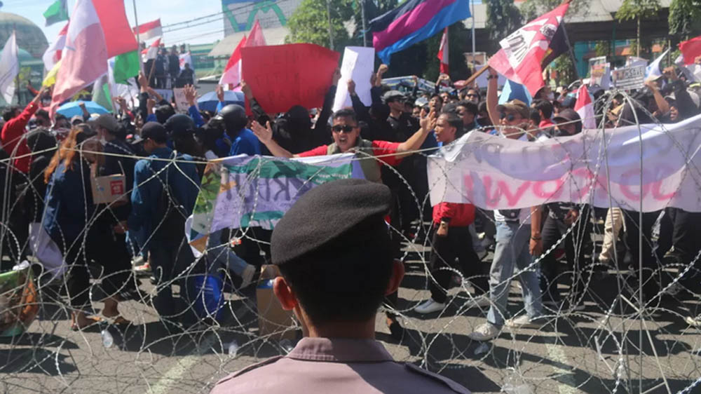 Unjuk rasa ribuan mahasiswa di depan gedung DPRD Jawa Timur.