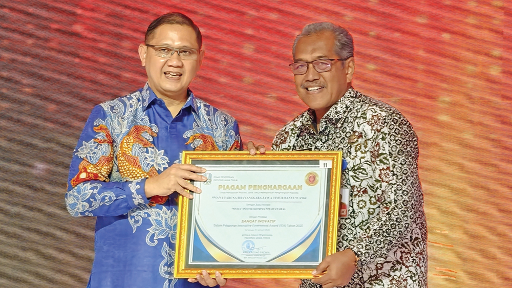 Kepala Dinas Pendidikan Jatim Aries Agung Paewai (kiri) menyerahkan penghargaan kepada perwakilan Smadatara H Mujib di Surabaya pada Kamis (12/2).