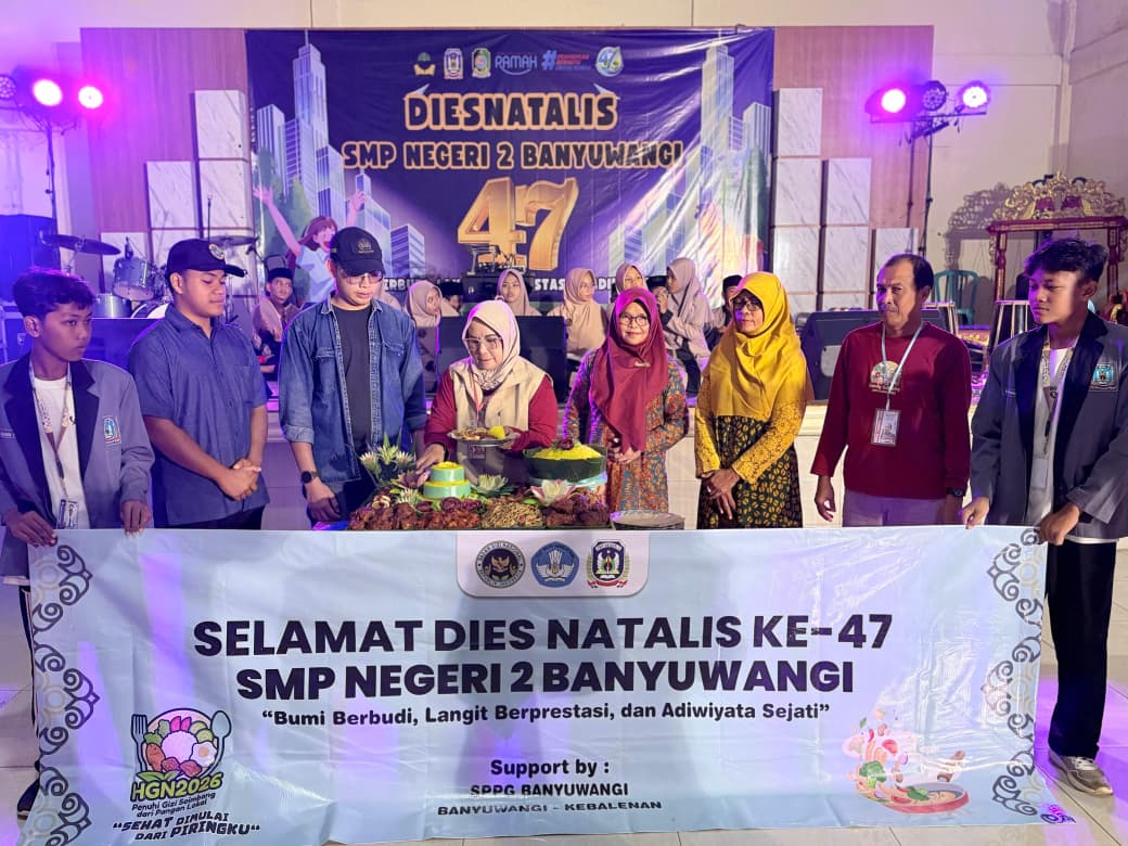 Pemotongan tumpeng yang dilakukan oleh Kepala SMPN 2 Banyuwangi Dewi Astuti (empat  dari kiri) sebagai pembukaan Dies Natalis ke-72 di aula sekolah setempat, Sabtu (14/2/2026).