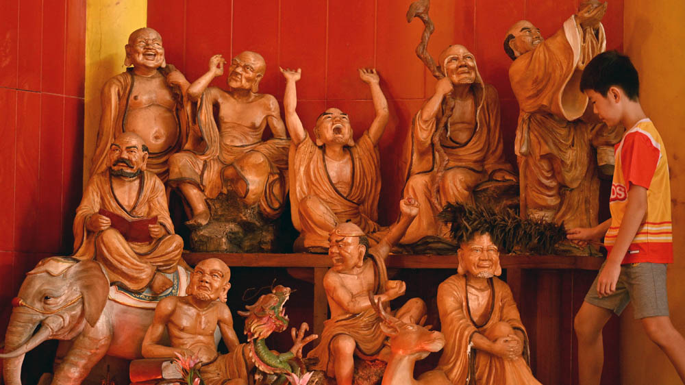 Pembersihan patung dewa-dewi, altar, dan seluruh ruangan dalam rangka persiapan menyambut tahun baru Imlek 2577 Kongzili yang jatuh pada Rabu 17 Februari.