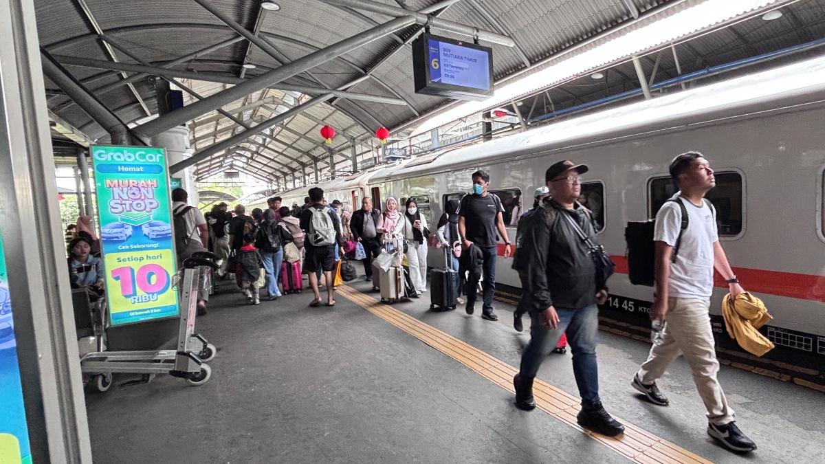 Libur Imlek 2026, penumpang KAI Daop 8 Surabaya naik 25 persen.