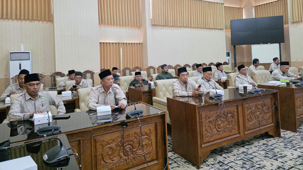 Pengurus Dewan Masjid Banyuwangi menggelar raker di ruang rapat khusus kantor DPRD Banyuwangi, Minggu (14/2).
