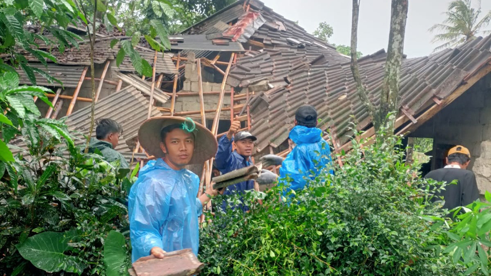 KERJA BAKTI: Warga Dusun Barurejo, Desa Kalibarumanis, Kecamatan Kalibaru mengevakuasi puing-puing rumah milik Bagong yang ambruk, Sabtu (14/2).