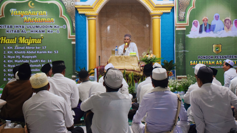 BERI PENCERAHAN: Pengasuh Ponpes Salafiyah Safiiyah Ajung, Jember, KH Muhajir Samani mengisi ceramah di Ponpes Salafiyah As Syafiiyah, Desa Kebondalem, Kecamatan Bangorejo.