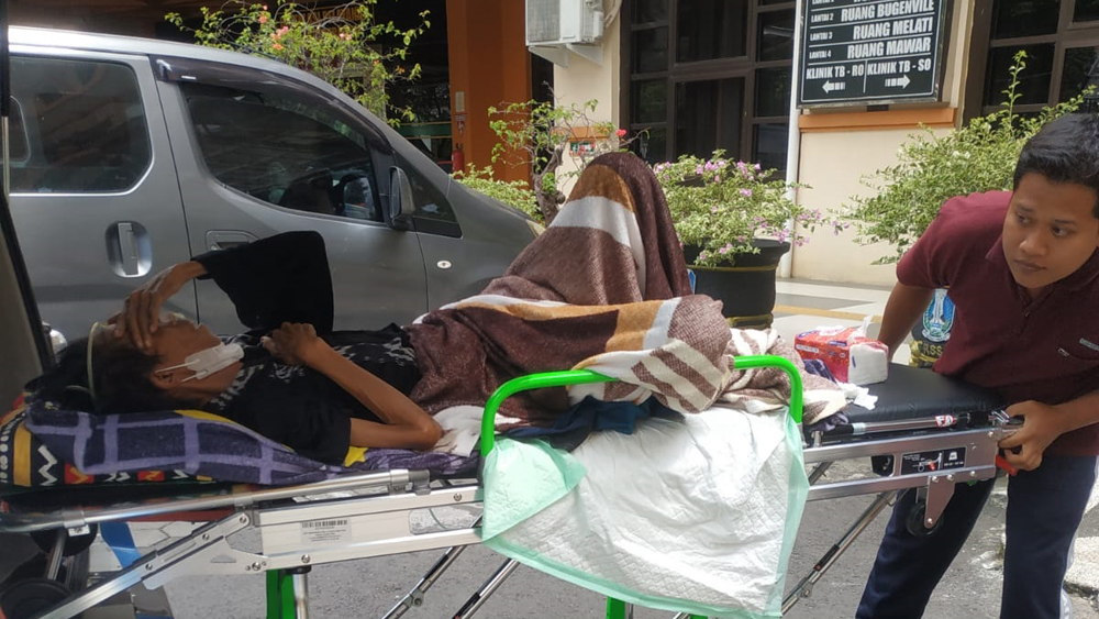 KONTROL: Nur Hayyi siap diangkut pulang dengan ambulans Baznas Banyuwangi dari RSUD dr Saiful Anwar Malang pada Jumat (13/2).