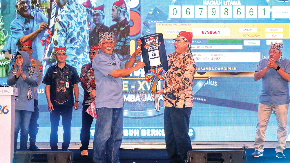 Direktur Kepatuhan PT SMH Sukhidin Aji, SE., MM (kanan) menyerahkan replika kunci mobil kepada perwakilan BPR Nusamba Rambipuji, Sabtu (14/2).