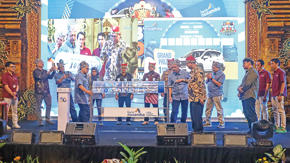 Prosesi undian hadiah utama mobil Mitsubhisi Xpander Cross dilakukan oleh Direktur Kepatuhan PT SMH, Sukhidin Aji, SE., MM.