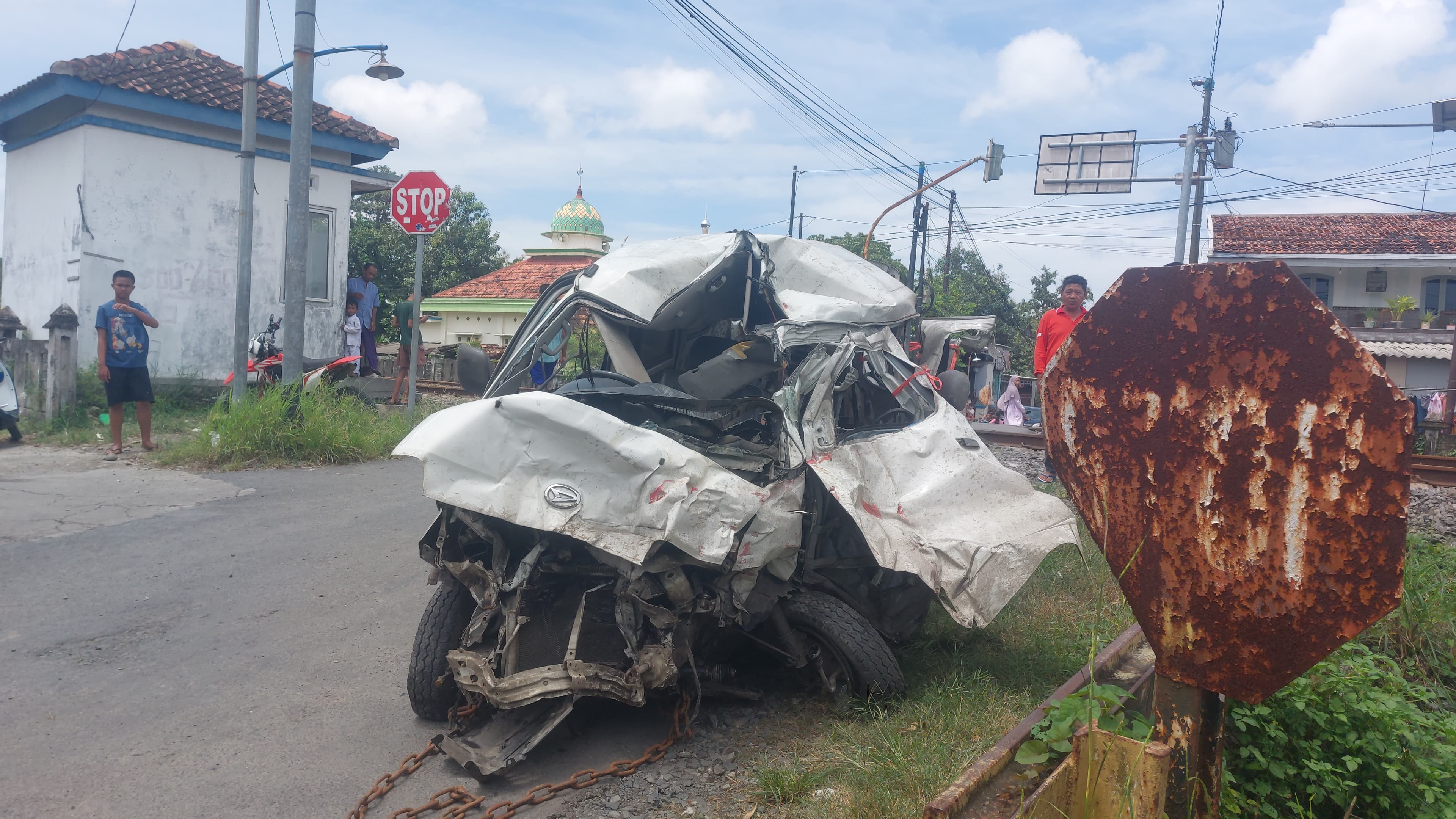 Mobil Daihatsu Grand Max rusak berat usai tertemper KA Harina di JPL 16, Brumbung-Alastua, Minggu (15/2/2026).