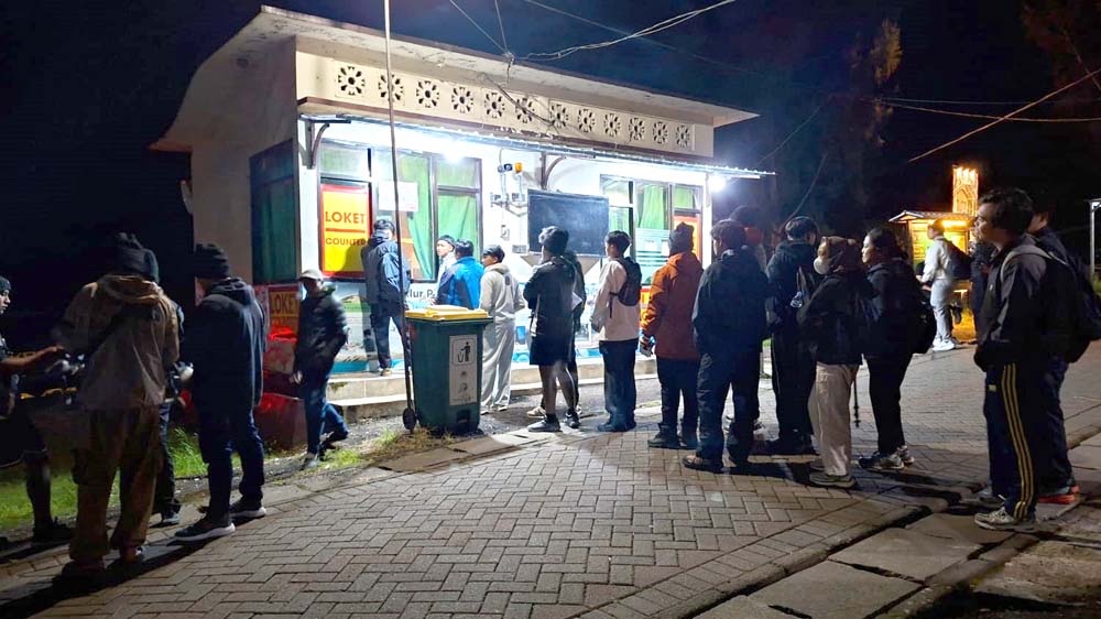 Para Wisatawan mengantre tiket di Pos Paltuding untuk mendaki TWA Ijen, Minggu dini hari (15/2).