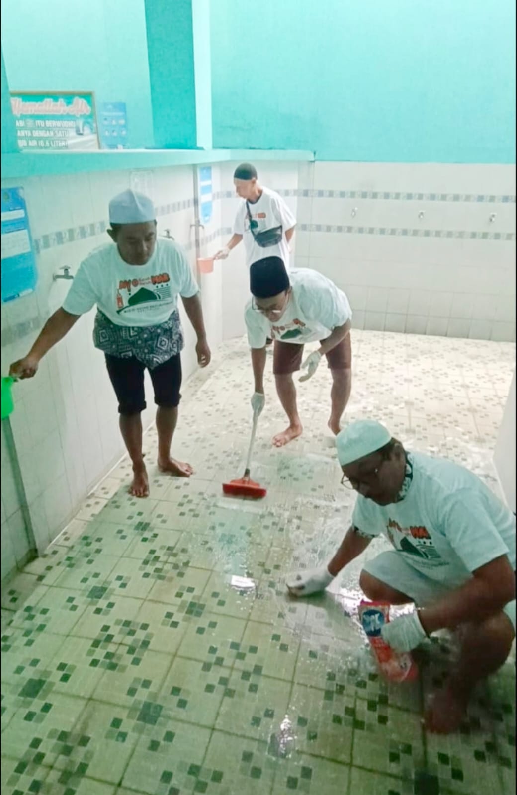 Jelang Ramadan, KPK dan jamaah Masjid Agung Baiturrahman Banyuwangi bersih bersih bersama.
