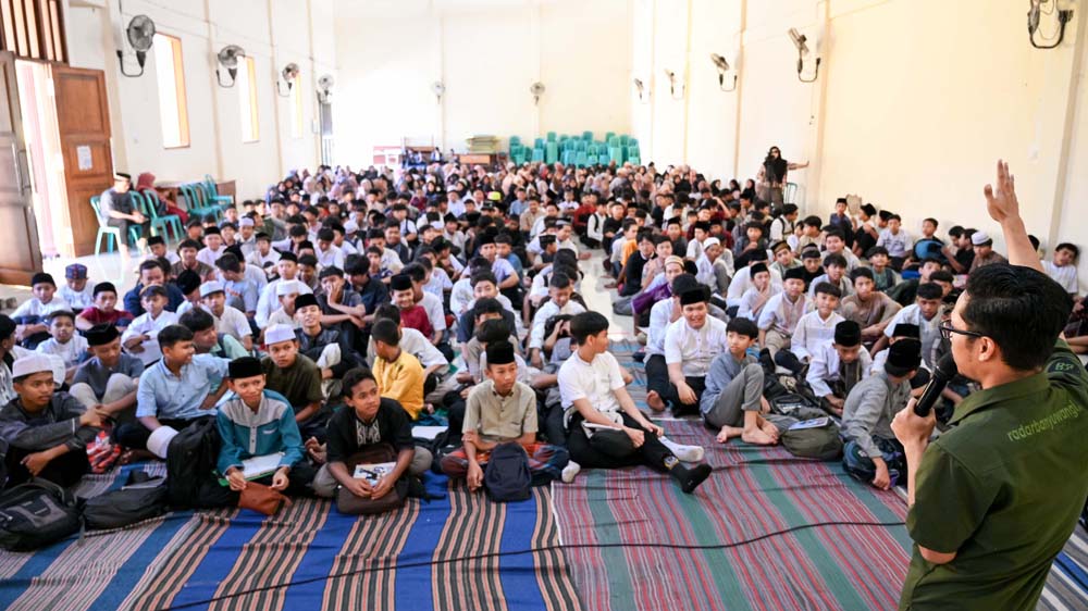 Awak redaksi Jawa Pos Radar Banyuwangi Agung Sedana menyampaikan materi jurnalistik kepada para siswa SMPN 2 Banyuwangi pada kegiatan Pondok Ramadan 2025 lalu.