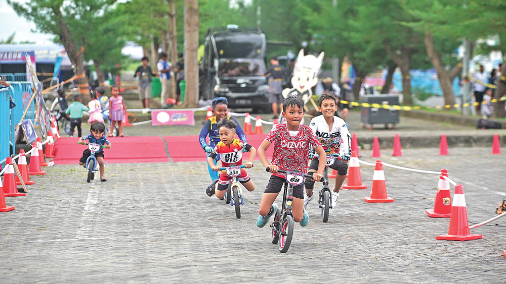 BERBAKAT: Peserta asal berbagai daerah mengikuti gelaran Push Bike Series 3 di Pantai Marina Boom pada Sabtu (14/2).