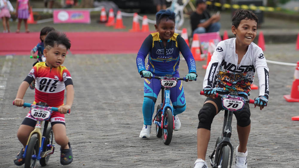 Push Bike Series Tiga digelar di Pantai Marina Boom Banyuwangi, diikuti 310 peserta dari berbagai daerah, bagian Banyuwangi Festival 2026.