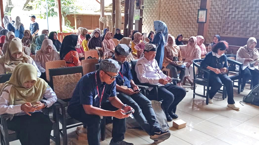 Tim Fakultas Kesehatan Masyarakat (FKM) Universitas Airlangga menggandeng Griffith University Australia bersama Dinas Kesehatan di Desa Kemiren, Glagah, Rabu (11/2).