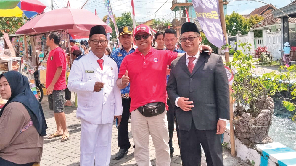 Kades Genteng Wetan H Sukri (kiri baju putih) saat hadir di lokasi Bazar Kuliner Kalisanter di Dusun Cangaan, Desa Genteng Wetan, Kecamatan Genteng, Minggu (15/2).