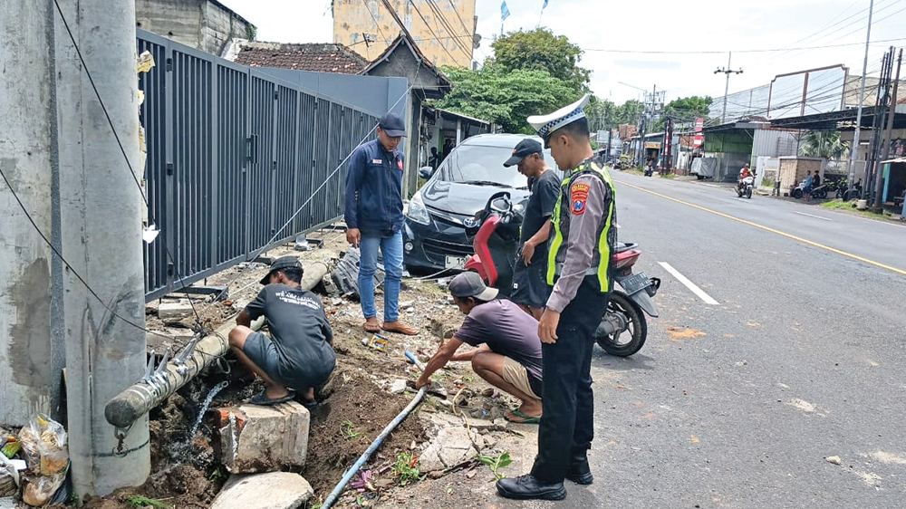 Anggota Unit Laka Polsek Rogojampi memeriksa mobil avanza yang menabrak tiang listrik di Jalan Raya Desa Karangbendo, Kecamatan Rogojampi, Sabtu (14/2).