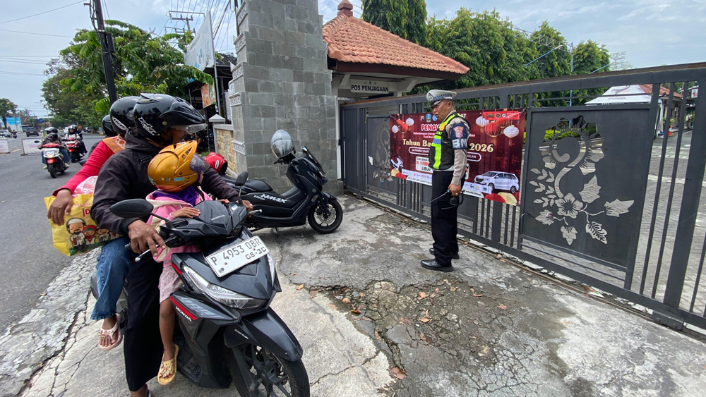 Anggota Satlantas Polresta Banyuwangi Aiptu Fakih memberikan penjelasan kepada warga yang telanjur datang ke kantor Samsat, Senin (17/2).