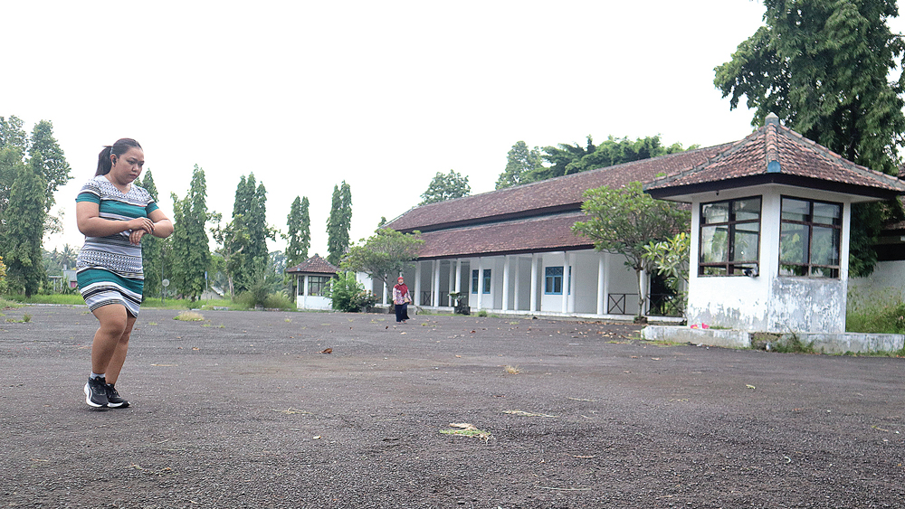 Warga berolahraga di area Terminal Wiroguno di Desa Setail, Kecamatan Genteng, Senin (16/2).
