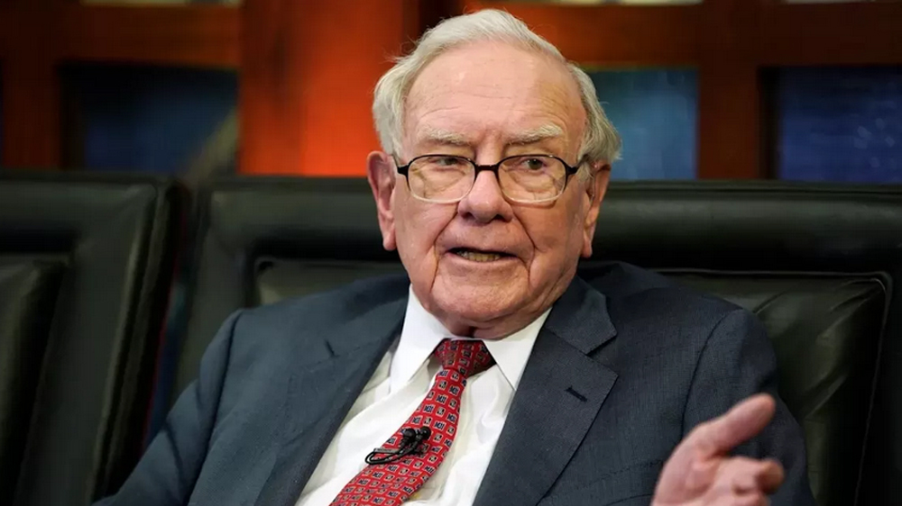 Warren Buffett kritik emas tak produktif dan pernah borong 129 juta ounce perak. Ini alasan ia beralih ke perak.