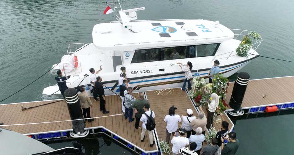 Penyerahan kapal Katamaran X38 ke PT Rejeki Abadi Lestari di kawasan Marina Boom Banyuwangi, Senin (16/2).