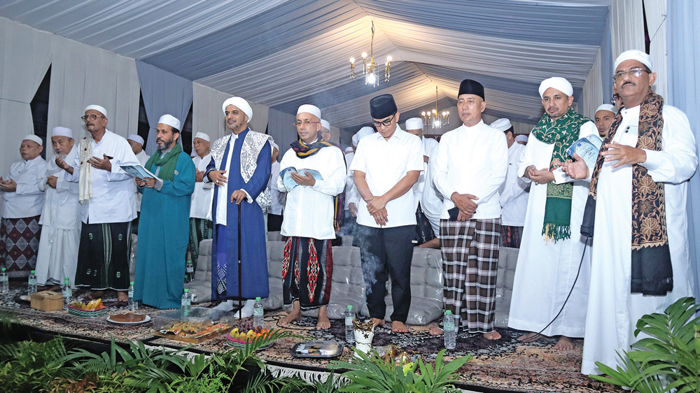 Owner Mebel Bang Hasyim, Habib Hasyim bin Alwi bin Ali Al Haddar, didampingi Kapolresta Banyuwangi Kombespol Dr Rofiq Ripto Himawan, H Arum Sabil, dan Al-Habib Abdullah bin Abdurrahman Al-Muhdor (jubah biru) di deretan depan saat Haul Al Habib Alwi Bin Al