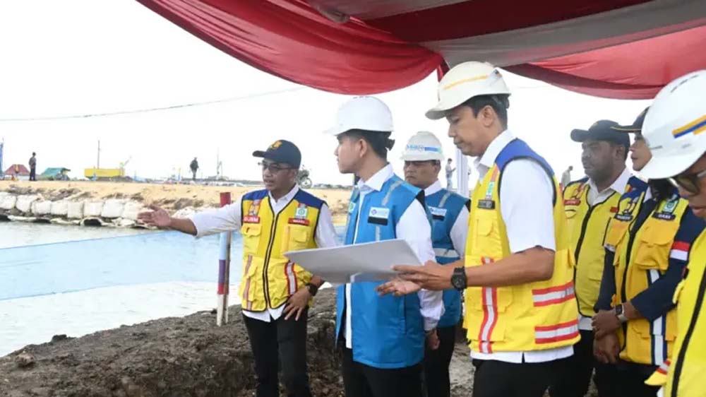Wapres Gibran tinjau Tol Semarang&ndash;Demak Seksi I terintegrasi Giant Sea Wall untuk kendalikan banjir rob Pantura, target beroperasi 2027.