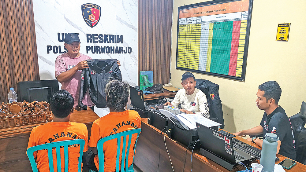 Kanit Reskrim Polsek Purwoharjo Aiptu Heri Dwi menunjukkan barang bukti berupa jaket di Mapolsek Purwoharjo, Senin (16/2).