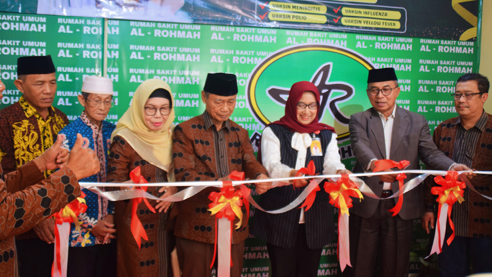 Direktur RS Al Rohmah dr Andriyani Hamzah (kerudung merah) bersama Direktur Utama PT Al Rohmah dr H Dwi Sunu Budhiardjo (empat dari kanan) beserta jajarannya meresmikan pelayanan Vaksinasi Internasional di RS Al Rohmah pada Minggu (15/2).